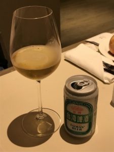 台湾ビールをグラスに入れている写真。