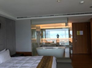 台湾SPAホテルのベッドルームと、ガラス張りの浴室の写真