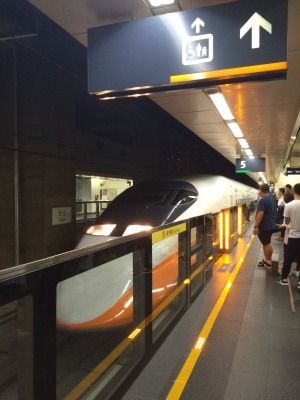 台北駅で撮った、台湾高速鉄道700T型電車②