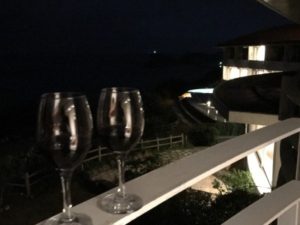 ホテル浜比嘉リゾートで夜にベランダに並べたワイングラス