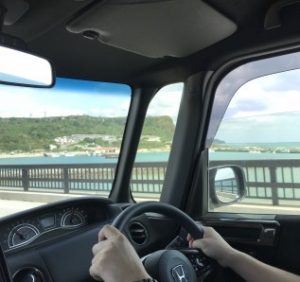 浜比嘉へ渡る際に通った海中道路を車から撮影